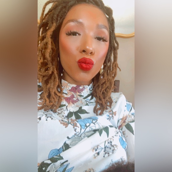 Meet your Posher, Brittney! - Picture 4 of 5